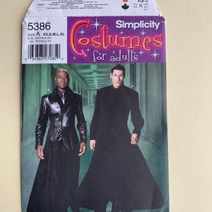 Puede incluir: Patrón de costura Simplicity número 5386 para disfraces de adultos. El patrón incluye instrucciones para hacer dos abrigos largos negros. La portada del patrón presenta a dos hombres usando los abrigos.