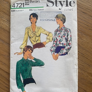 Könnte beinhalten: Vintage Schnittmuster für Damenblusen. Das Muster zeigt Illustrationen von drei verschiedenen Blusenstilen. Das Muster ist mit "Style" gekennzeichnet und enthält Größenangaben: Brustumfang 87 cm. Das Muster stammt von der Marke "Farmer Bishopdale".