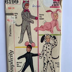 Puede incluir: Patrón de costura Simplicity número 6199, talla 10, para hacer cuatro disfraces de animales diferentes: un gato, un conejo, un ratón y un perro. El patrón incluye instrucciones y diagramas para coser cada disfraz.