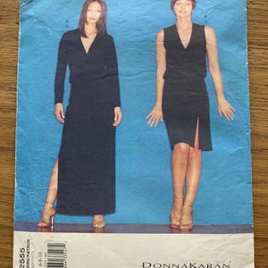 Pode incluir: Um envelope de molde de costura para uma peça Donna Karan Vogue American Designer, modelo 2555, tamanho 6-8-10. A capa azul exibe dois trajes pretos: um vestido de manga comprida até ao chão e um vestido sem mangas até ao joelho.