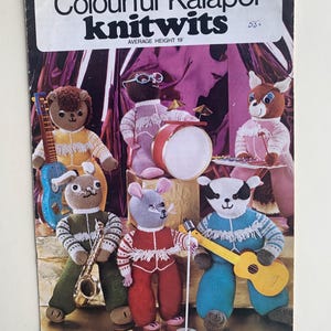 Puede incluir: Un folleto de patrones de tejido vintage titulado Colourful Kaiapoi knitwits, que muestra seis figuras de animales tejidas tocando instrumentos musicales, incluyendo guitarra, saxofón y batería, con una altura promedio de 48 cm.
