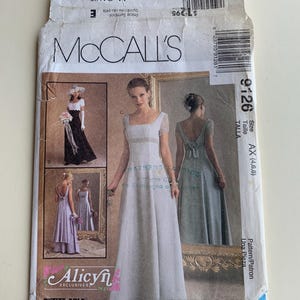 Pode incluir: Um padrão McCall's para um vestido longo e fluido. O padrão é para os tamanhos AX (4, 6, 8) e é chamado de "Alicyn Exclusives Petite-Able". O padrão é para um vestido de uma peça e é mostrado em três estilos diferentes.