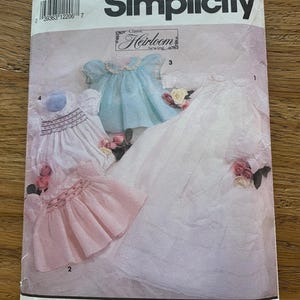 Simplicity 7705 Sömnadsmönster: Dopklänning, Klänningar, Romper (Oklippt Storlek NB-12 Mån)