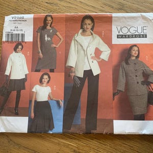 Puede incluir: Patrón de costura Vogue Wardrobe V2988 con varios diseños de moda femenina. La portada muestra imágenes de una chaqueta blanca, un vestido gris, un traje de falda y un top blanco con una falda negra. El patrón incluye tallas 6-8-10-12.