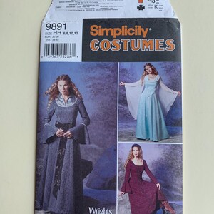 Peut inclure: Patron de couture Simplicity Costumes numéro 9891 pour les tailles 6, 8, 10 et 12. Le patron comprend des instructions pour réaliser deux robes de style médiéval différentes. L'une est une longue robe fluide avec une cape, et l'autre est une robe plus courte et plus ajustée avec une jupe en cloche. Le patron est imprimé sur du papier blanc avec une bordure bleue et blanche.
