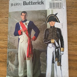 Könnte beinhalten: Ein Vintage-Schnittmuster von Butterick, B4891, mit Illustrationen historischer Herrenkostüme. Das Cover zeigt zwei Figuren in detaillierter historischer Kleidung, darunter Jacken im Militärstil, weiße Hosen und dekorative Schärpen. Die Mustergröße ist XM (Sml-Med-Lrg).