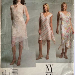 Puede incluir: Un patrón de costura para tres vestidos. El patrón es de Vogue Patterns y es para las tallas 12, 14 y 16. Los vestidos son todos sin mangas y tienen un escote en V. El primer vestido es un vestido blanco con un estampado floral. El segundo vestido es un vestido a rayas rosa y blanco. El tercer vestido es un vestido blanco con un estampado floral.