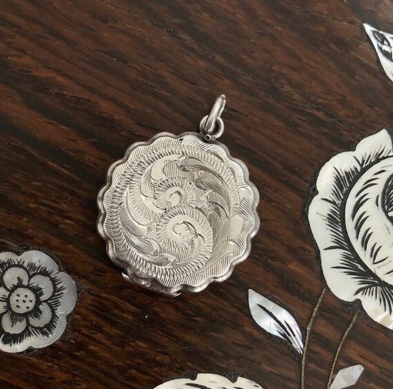 Vintage Silver Shell Locket / Small Locket Child /