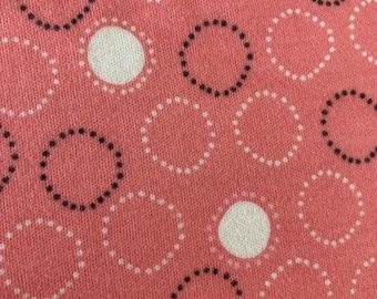 Gebreide biologische katoenen stof. Gebreid biologisch katoen met stippen. Roze rekbare gebreide stof. Kinderkledingstof. Pyjamastof. Babystof