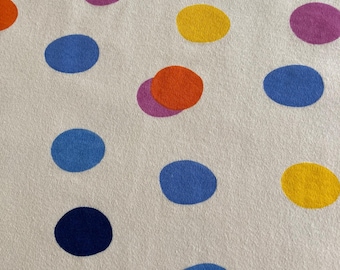 Gebreide biologische katoenen stof. Crème met stippen van biologisch katoen/spandex. Rekbare gebreide stof. Kinderkledingstof. Pyjamastof.