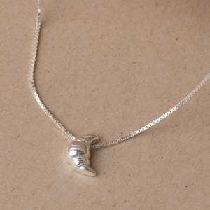 Delicata collana con ciondolo a forma di croissant in argento sterling, collana con ciondolo a forma di croissant e catena a maglie argentate, gioiello minimalista, regalo unico (NZ2428)