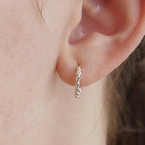 Sterling Silber Pave Hoop Ohrringe, Diamant Huggie Ohrringe, minimalistische Ohrringe, perfekte Ohrringe für den Alltag, Silberschmuck, Geschenk für sie (EC3120)