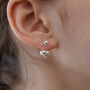 Mini Ball und Puff Herz Ohrjacken aus Sterlingsilber, Herz vorne hinten, himmlische Gravur Detail Ohrringe, Geschenk für sie (EC1966)