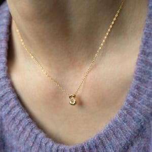 Collar con letras de burbujas, collar con cuentas iniciales, dijes con letras de globos, joyería con nombre, joyería con dijes personalizados, regalo de cumpleaños para MAMÁ (N0011)