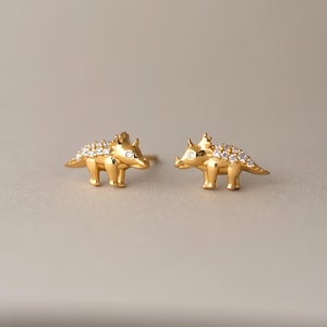 Par de aretes de dinosaurio Triceratops en plata, aretes de dinosaurio, joyas lindas, joyas minimalistas de animales, regalo de cumpleaños (E0201)