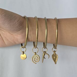 Brazaletes Boho de latón con dijes: Joyería tribal india apilable