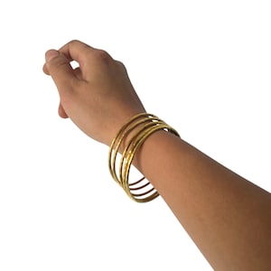 Brazaletes apilables en tono dorado: brazaletes tribales de latón apilables, regalo para ella