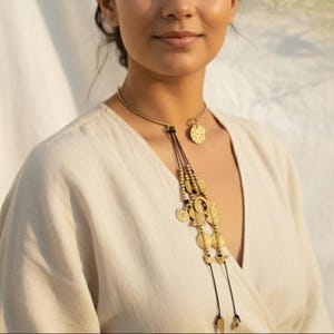 Gehämmerte Tribal-Choker-Halskette, Handgefertigter minimaler Gold-Kragen, Boho-Brautschmuck, offene Hals-Manschette