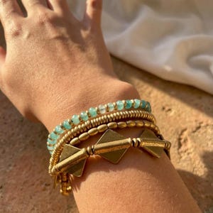 Pulsera de latón con cuentas de aguamarina: estilo bohemio minimalista
