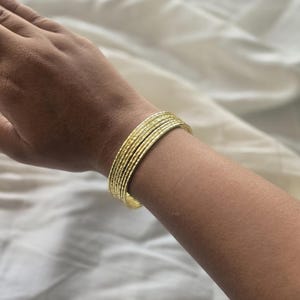 18K guldpläterat manschettarmband: Matt staplat armband