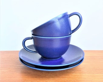 Set med 2 ARABIA Heikki Orvola STOR 9,5 cm te- och kaffekopp med fat // tillverkad i Finland // Arabia Finland // 24H mattblå koppset, presentidé