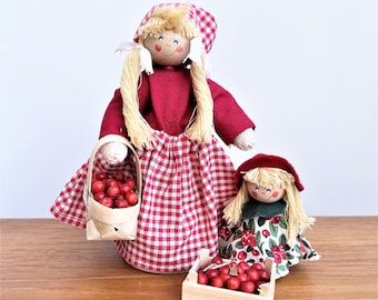 Muñeca de madera sueca hecha a mano vendiendo bayas // Bibi Larsen // Suecia Arte popular Folklore Estatuilla // Hecho en Suecia // Arte popular escandinavo