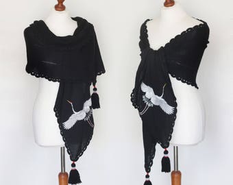 Châle d'été tricoté avec oiseau grue, châle noir, châle noir, couverture tricotée, boléro, haussement d'épaules, cape noire, cape en tricot de demoiselle d'honneur, poncho