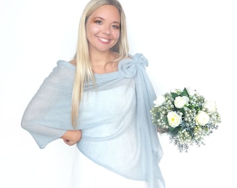 Schoudersjaal lichtblauw grijze kleur mohair en zijde, bruiloftsomslag, bruidssjaal, bruidsbedekking, gebreide capelet, cape, bruidsmeisjesjaal