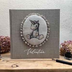 Album fotografico quadrato grande fatto a mano in stile vintage per bambina con illustrazione di unicorno stampata su tessuto di lino e nome personalizzato per bambino