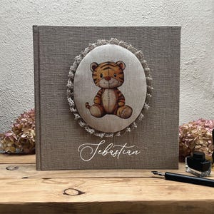 Album fotografico quadrato grande fatto a mano in stile vintage per ragazzi con illustrazione di una tigre carina stampata su tessuto di lino e nome personalizzato del bambino