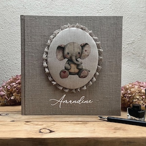 Album fotografico grande quadrato in stile vintage fatto a mano per ragazze con illustrazione di un simpatico elefante stampata su tessuto di lino e nome personalizzato per la bambina