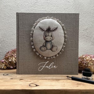 Album fotografico quadrato grande personalizzabile in stile vintage con illustrazione di un simpatico asino stampato su tessuto di lino
