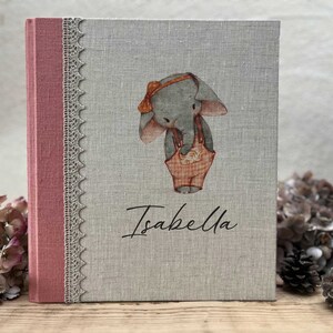 Album fotografico in lino personalizzato con la simpatica illustrazione disegnata a mano "Elefantino Ellie" e il nome del bambino personalizzato.