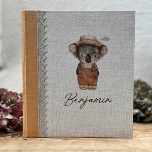 Album fotografico in lino personalizzato con simpatica illustrazione disegnata a mano “Koala” e nome del bambino personalizzato.