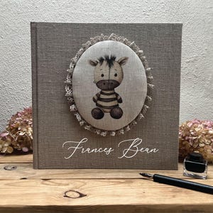 Grande album fotografico personalizzabile in lino con illustrazione di una simpatica zebra in stile vintage stravagante