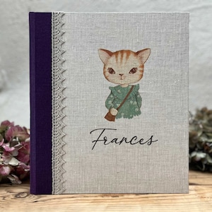 Album fotografico/libro fotografico personalizzato in lino con simpatica illustrazione disegnata a mano "Miss Kitty Cat" e nome personalizzato per il bambino.