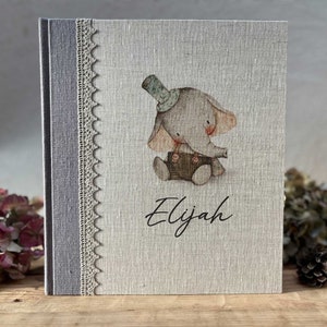 Album fotografico in lino personalizzato con simpatica illustrazione disegnata a mano "Elephant Ellie" e nome del bambino personalizzato.