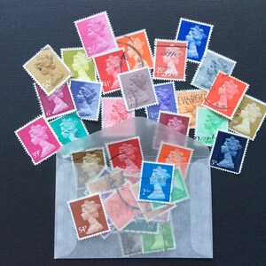 May include: A collection of vintage postage stamps featuring the profile of Queen Elizabeth II. The stamps are in various colors and denominations, including 5p, 20, 25, 39, 41, 50, and 54. The stamps are arranged in a circle around a clear plastic envelope.