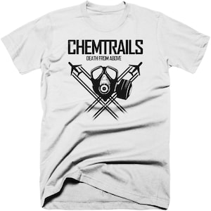 Puede incluir: Camiseta blanca con un gráfico negro de una máscara de gas con espadas cruzadas y el texto "CHEMTRAILS DEATH FROM ABOVE".