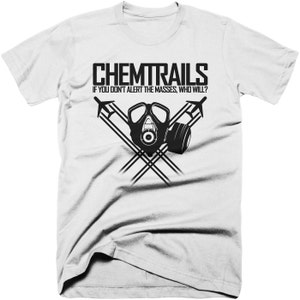 Puede incluir: Camiseta blanca con un gráfico negro de una máscara de gas con dos espadas cruzadas y el texto "CHEMTRAILS IF YOU DON'T ALERT THE MASSES, WHO WILL?"