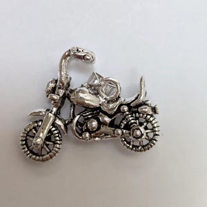 Colgante de plata de ley con forma de motocicleta y piezas móviles para collares y pulseras. Detalles fantásticos