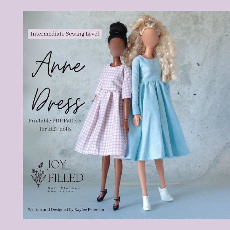 Puede incluir: Dos mu&ntilde;ecas con vestidos. Una mu&ntilde;eca lleva un vestido azul claro y la otra un vestido a cuadros rosa y blanco. La imagen incluye el texto "Anne Dress" y "Printable PDF Pattern for 11.5" dolls".