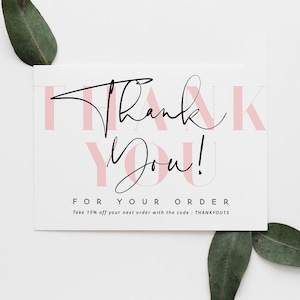 Könnte beinhalten: Eine weiße Karte mit rosa Text, auf der "Danke!" und "Für Ihre Bestellung" steht. Die Karte enthält auch den Text "Erhalten Sie 15 % Rabatt auf Ihre nächste Bestellung mit dem Code: THANKYOUTS".