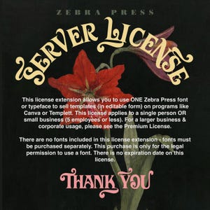 Könnte beinhalten: Eine Grafik im Vintage-Stil mit einem floralen Hintergrund und dem Text "SERVER LICENSE" in gelber Schrift. Der Text darunter erklärt, dass diese Lizenz die Verwendung einer Zebra Press-Schriftart für den Verkauf von Vorlagen in Programmen wie Canva oder Templett erlaubt. Außerdem wird angegeben, dass die Lizenz für eine Einzelperson oder ein kleines Unternehmen mit maximal 5 Mitarbeitern gilt. Für größere Unternehmen ist eine Premium-Lizenz verfügbar. Der Text endet mit "THANK YOU" in rosa Schrift.