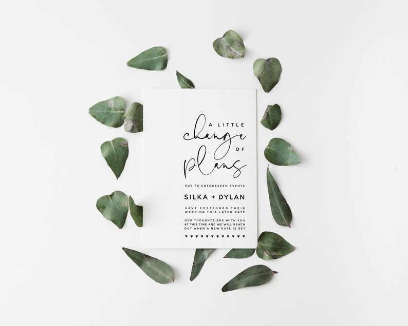 Peut inclure: Une carte blanche avec du texte noir annon&ccedil;ant un changement de plans pour un mariage en raison d'&eacute;v&eacute;nements impr&eacute;vus. La carte indique "A Little Change of Plans Due to Unforeseen Events Silka + Dylan Have Postponed Their Wedding to a Later Date Our Thoughts Are With You At This Time and We Will Reach Out When a New Date Is Set". La carte est entour&eacute;e de feuilles d'eucalyptus vertes.