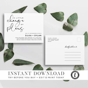 Peut inclure: Une carte postale blanche d'annonce de changement de plans de mariage avec du texte noir. Le texte indique "A Little Change of Plans" et "Silka + Dylan" avec le message "En raison d'&eacute;v&eacute;nements impr&eacute;vus, nous avons report&eacute; notre mariage &agrave; une date ult&eacute;rieure. Nos pens&eacute;es sont avec vous en ce moment et nous vous contacterons d&egrave;s qu'une nouvelle date sera fix&eacute;e."