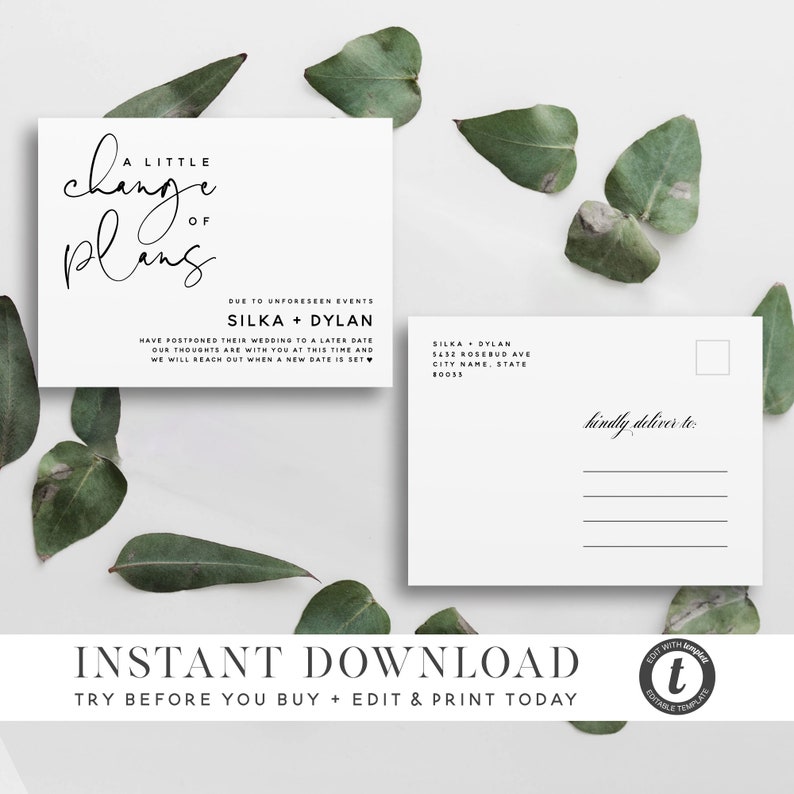 Peut inclure: Une carte postale blanche d'annonce de changement de plans de mariage avec du texte noir. Le texte indique "A Little Change of Plans" et "Silka + Dylan" avec le message "En raison d'&eacute;v&eacute;nements impr&eacute;vus, nous avons report&eacute; notre mariage &agrave; une date ult&eacute;rieure. Nos pens&eacute;es sont avec vous en ce moment et nous vous contacterons d&egrave;s qu'une nouvelle date sera fix&eacute;e."