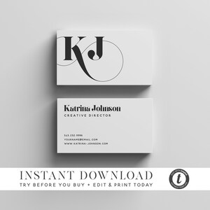 Puede incluir: Una tarjeta de visita en blanco y negro con las iniciales "KJ" en una fuente estilizada. El texto "Katrina Johnson" y "Director Creativo" est&aacute; debajo de las iniciales. La informaci&oacute;n de contacto se enumera debajo del t&iacute;tulo.