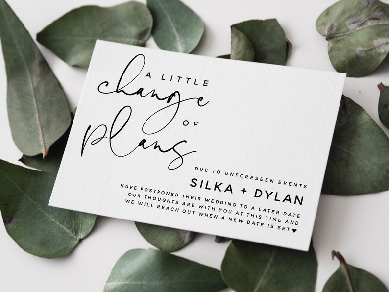 Peut inclure: Une carte blanche avec du texte noir annon&ccedil;ant un changement de plans pour un mariage en raison d'&eacute;v&eacute;nements impr&eacute;vus. La carte indique "A Little Change of Plans" et "Silka + Dylan".