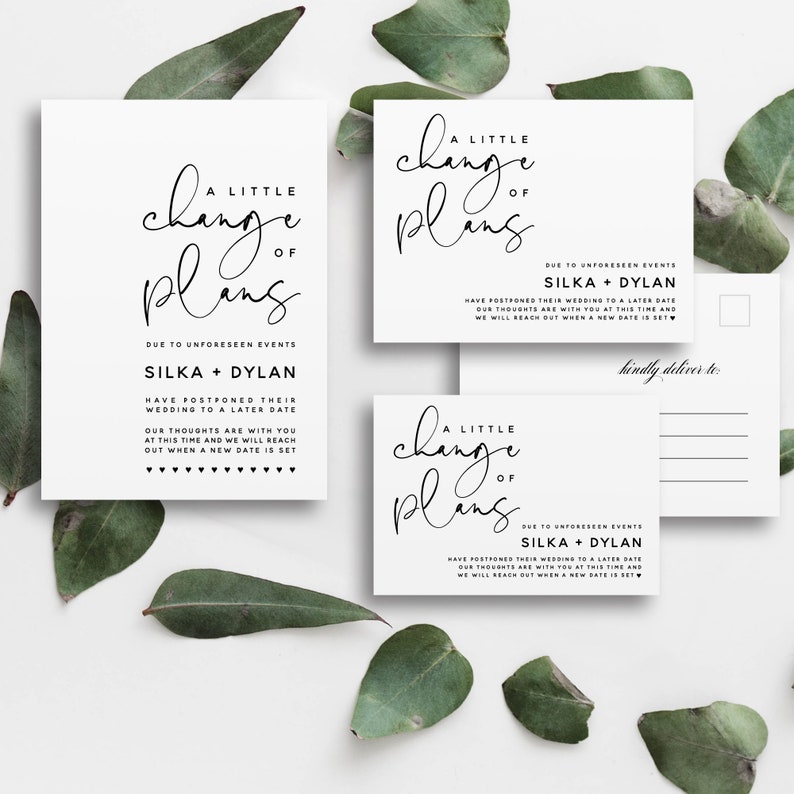 Peut inclure: Une carte d'annonce de changement de date de mariage avec du texte noir sur fond blanc. Le texte indique "Un petit changement de plans" en raison d'&eacute;v&eacute;nements impr&eacute;vus, Silka + Dylan, ont report&eacute; leur mariage &agrave; une date ult&eacute;rieure. Nos pens&eacute;es vous accompagnent en cette p&eacute;riode et nous vous contacterons d&egrave;s qu'une nouvelle date sera fix&eacute;e.